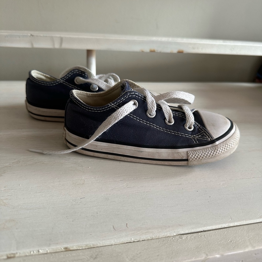 Toddler converse shoes, great condition!